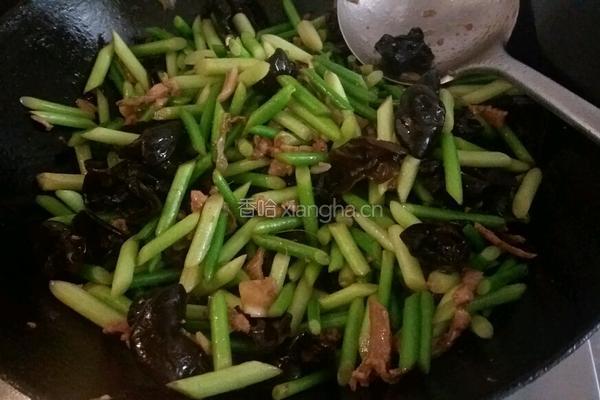 木耳炒蒜薹的做法图解11
