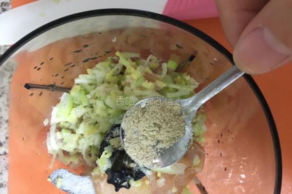 水汆嫩肉丸的做法图解5