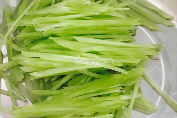 凉拌莴笋的做法图解1