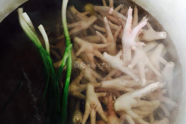 泡椒凤爪的做法图解1