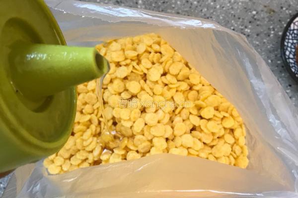 香辣玉米脆片的做法图解2