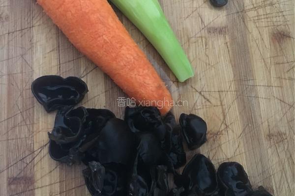 小炒青笋的做法图解1
