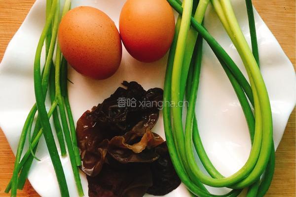 蒜薹木耳炒鸡蛋的做法图解1