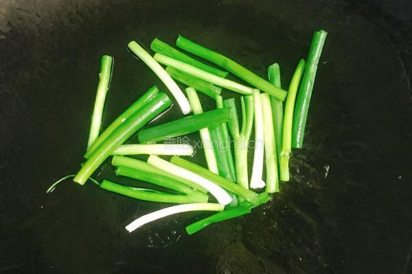蒜薹木耳炒鸡蛋的做法图解8