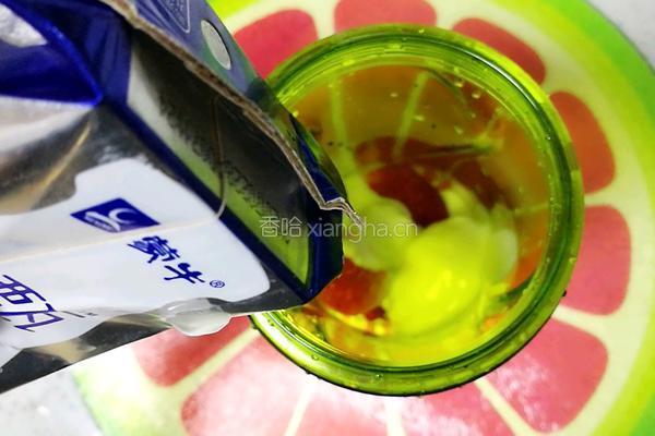 草莓奶昔的做法图解2