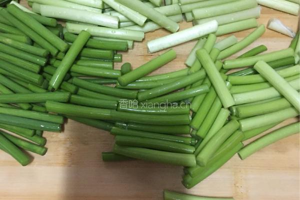 蒜苗炒咸肉片的做法图解1