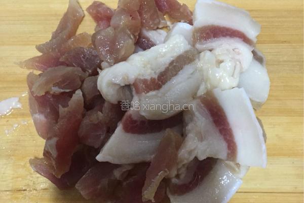 蒜苗炒咸肉片的做法图解2
