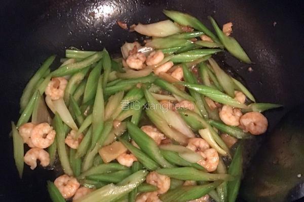 芹菜炒虾仁的做法图解5