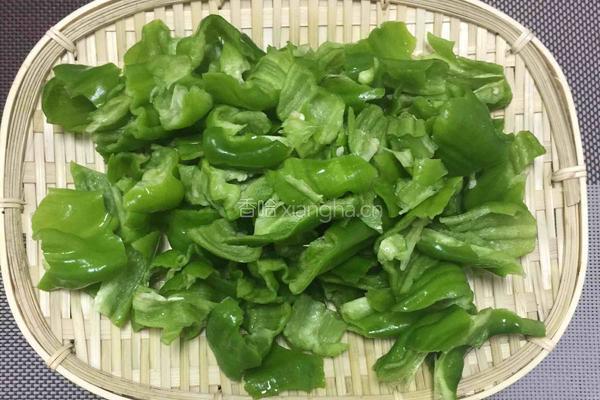 肉末手撕青椒的做法图解1