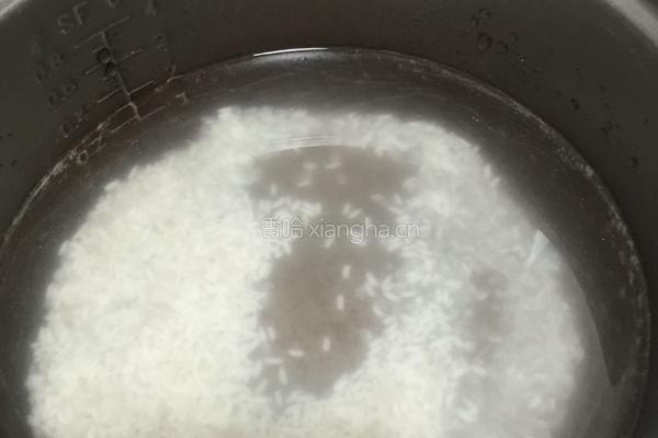 糯米菠萝粥的做法图解1