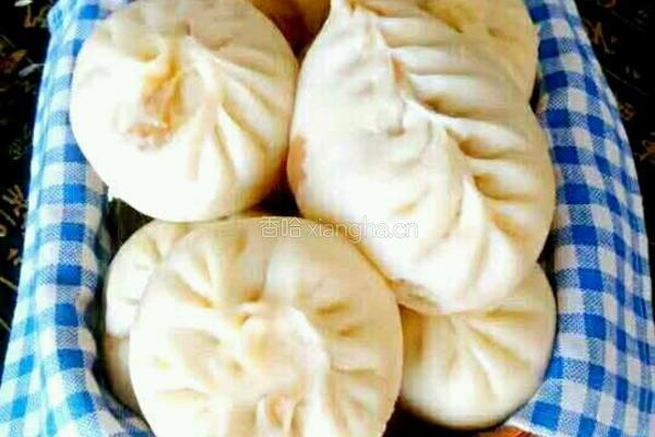 白菜丁肉丁大包子的做法图解1