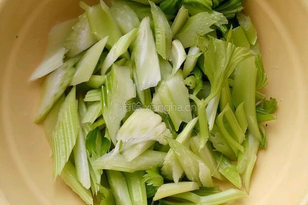 西芹肉片炒木耳的做法图解1