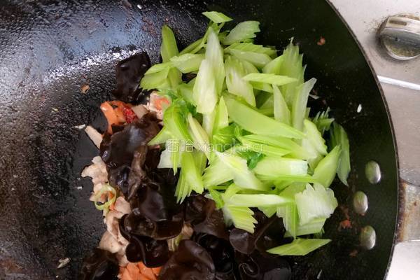 西芹肉片炒木耳的做法图解6