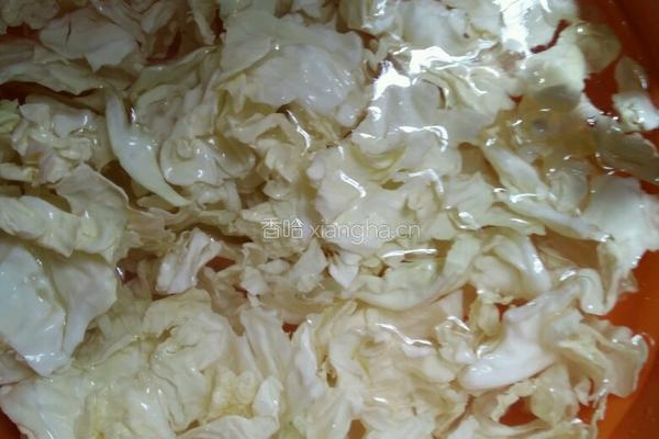 手撕包菜炒肉的做法图解1