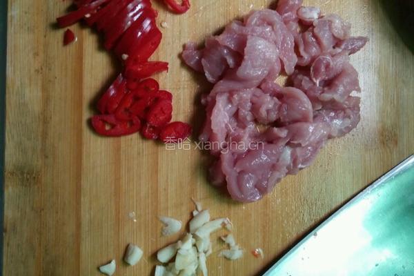 手撕包菜炒肉的做法图解2