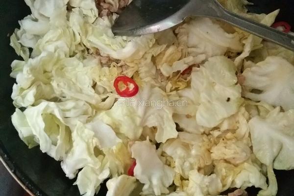 手撕包菜炒肉的做法图解4