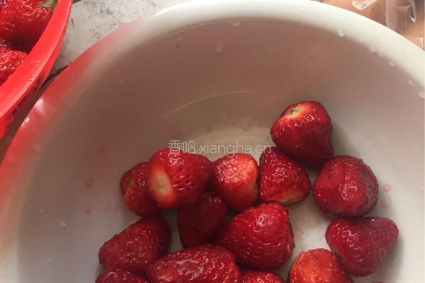 自制草莓酱的做法图解1