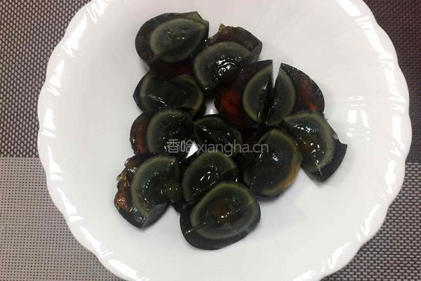 皮蛋豆腐的做法图解2