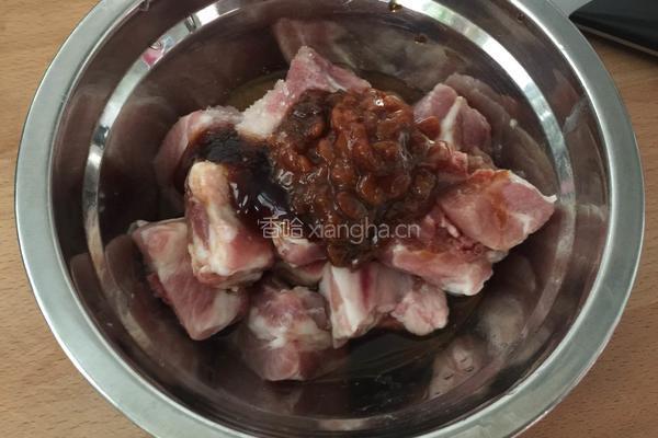 黄豆酱蒸排骨的做法图解1