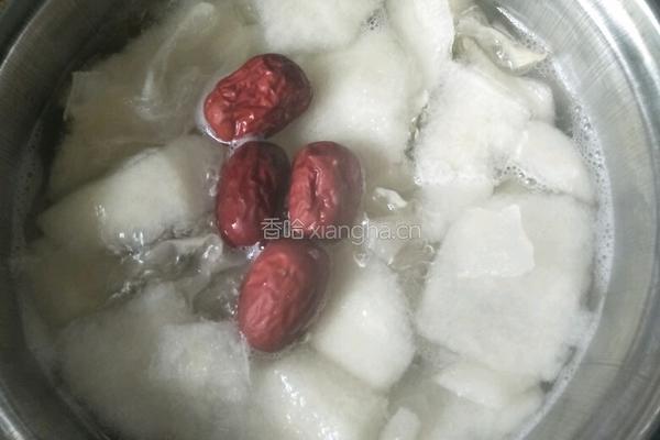 冰糖雪梨红枣银耳枸杞汤的做法图解3