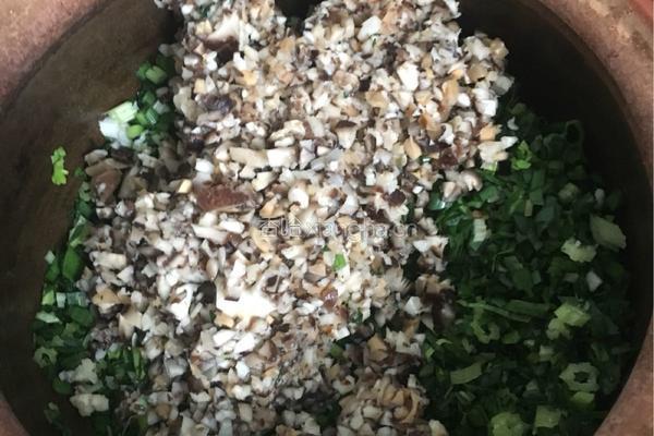 猪肉韭菜香菇饺子的做法图解1