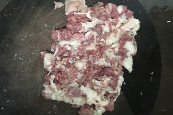 猪肉韭菜香菇饺子的做法图解2