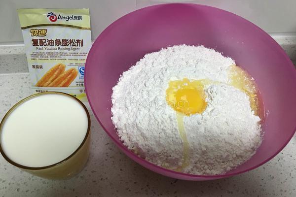 黄金油条的做法图解1