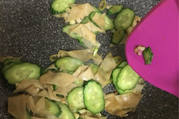 黄瓜豆皮炒鸡蛋的做法图解5