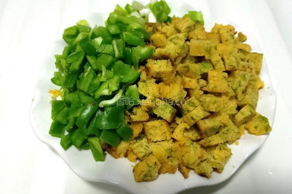 榆钱玉米饼炒肉丁的做法图解2