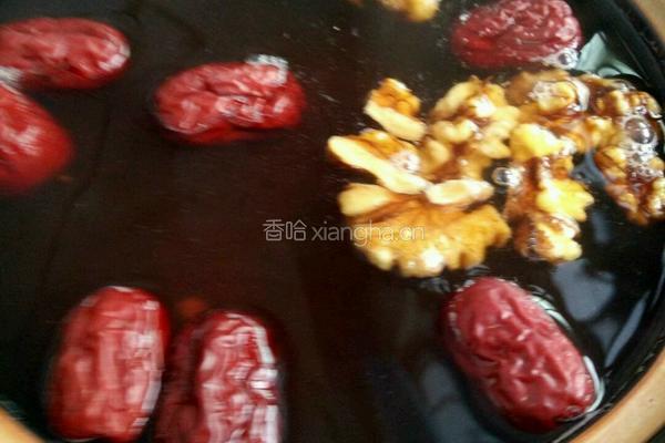 红枣红米红豆核桃粥的做法图解3