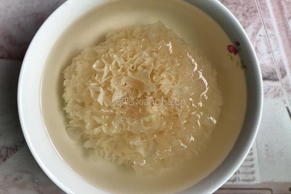 银耳鸡蛋糖水的做法图解1