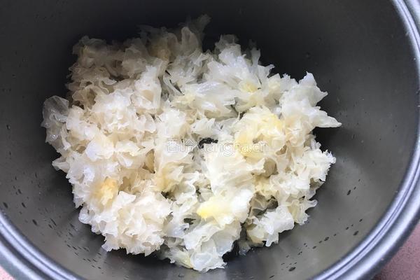 银耳鸡蛋糖水的做法图解5
