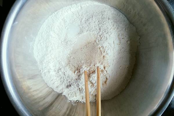 芝士培根披萨的做法图解2