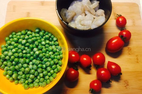 虾仁烩豌豆的做法图解1