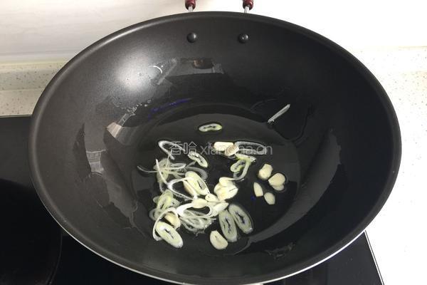 娃娃菜炒木耳的做法图解4
