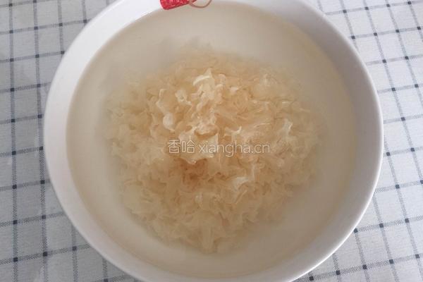 牛奶炖花生的做法图解1