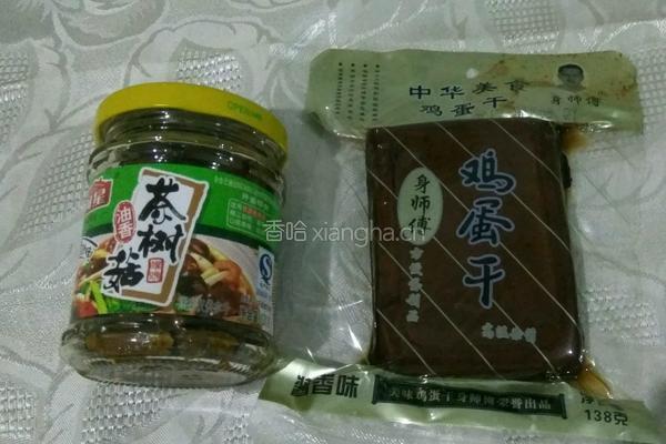 茶树菇拌鸡蛋干的做法图解1