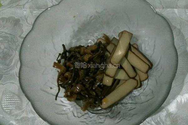 茶树菇拌鸡蛋干的做法图解2