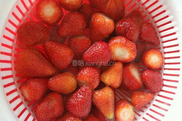 草莓罐头的做法图解1