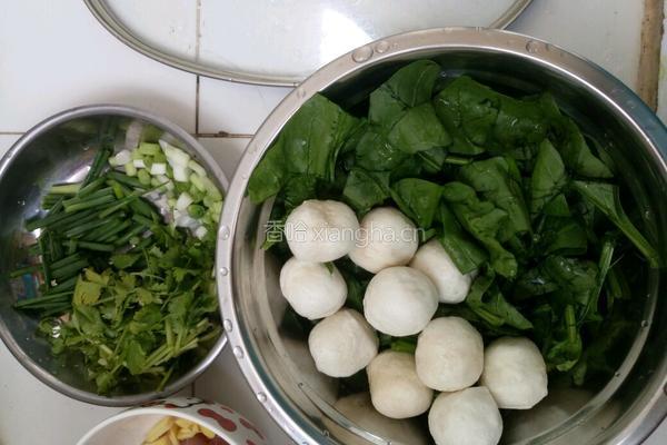 菠菜鱼丸汤的做法图解1