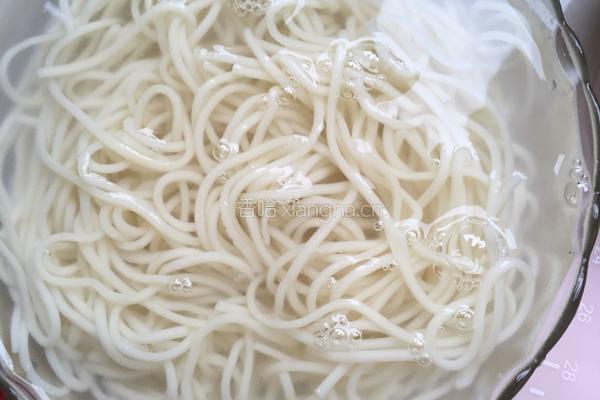 开胃香辣面条的做法图解5