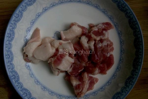 韭菜花抄肉的做法图解1