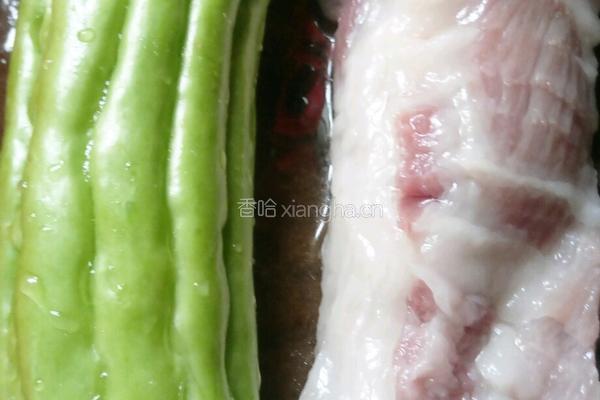 苦瓜炒猪肉的做法图解1