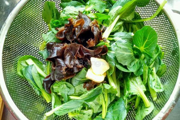 榨菜木耳青菜汤的做法图解1