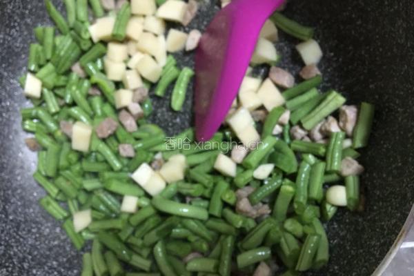 豆角肉焖面的做法图解12