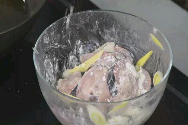 金饺香焖鸭嘴鱼 CCTV7食尚大转盘的做法图解3