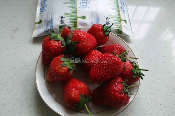 草莓奶昔的做法图解2
