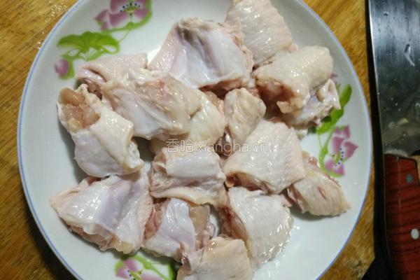 土豆焖鸡翅的做法图解1