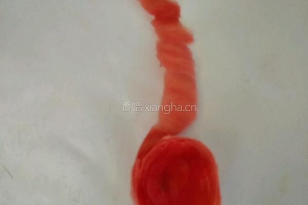 西红柿皮做成玫瑰花的做法图解2