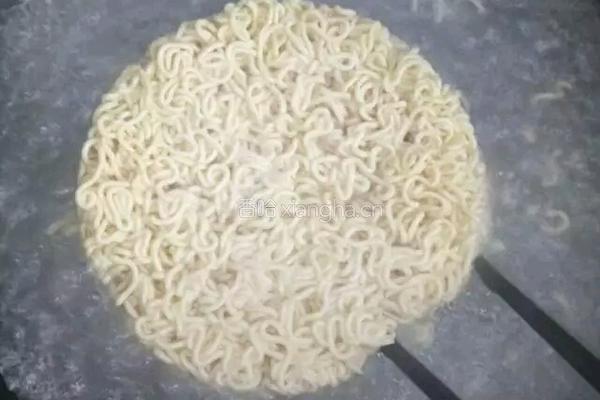 蛋炒方便面的做法图解1